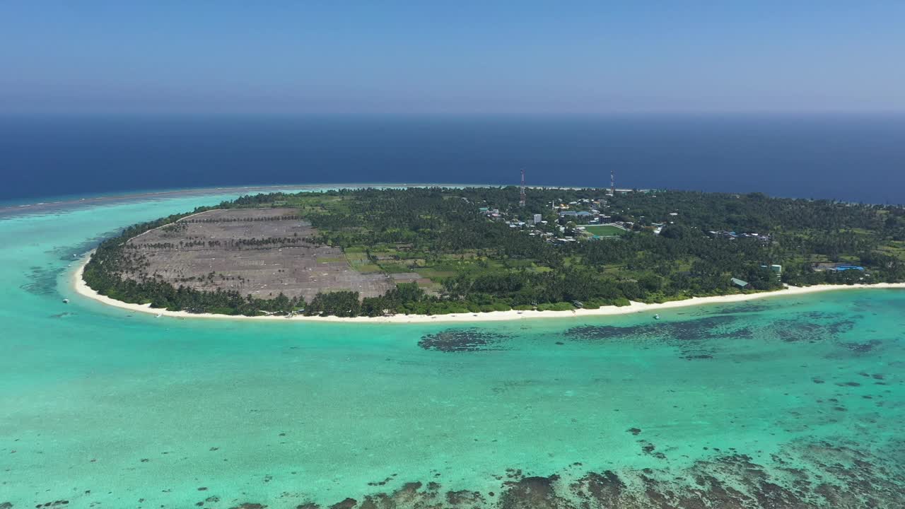 鸟瞰马尔代夫宁静的岛屿生活和清澈的海水。视频素材