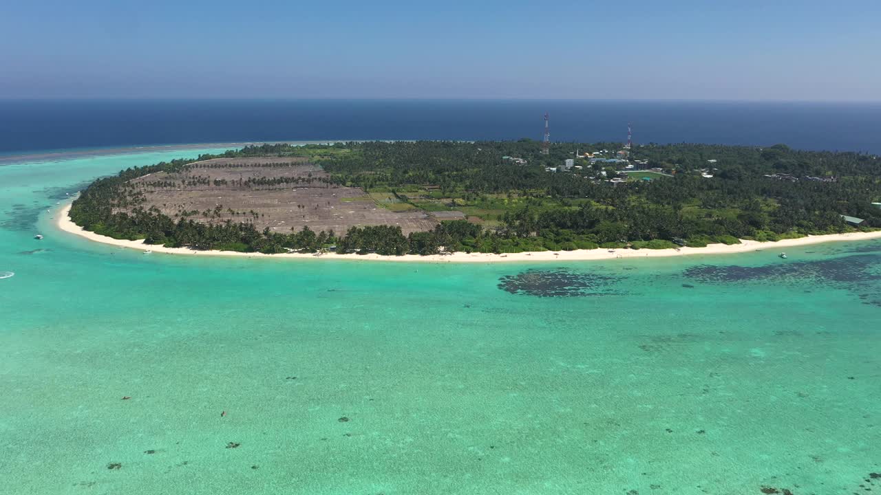 鸟瞰热带岛屿天堂与泻湖和海滩，马尔代夫。视频素材