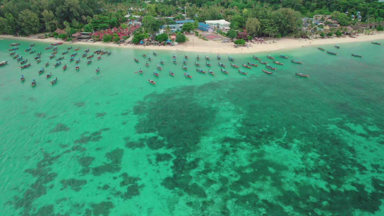 鸟瞰停泊的渔民船只，利比岛，泰国。视频素材