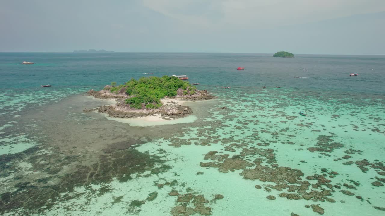 航拍的热带岛屿与清澈的海水和珊瑚礁，泰国。视频素材