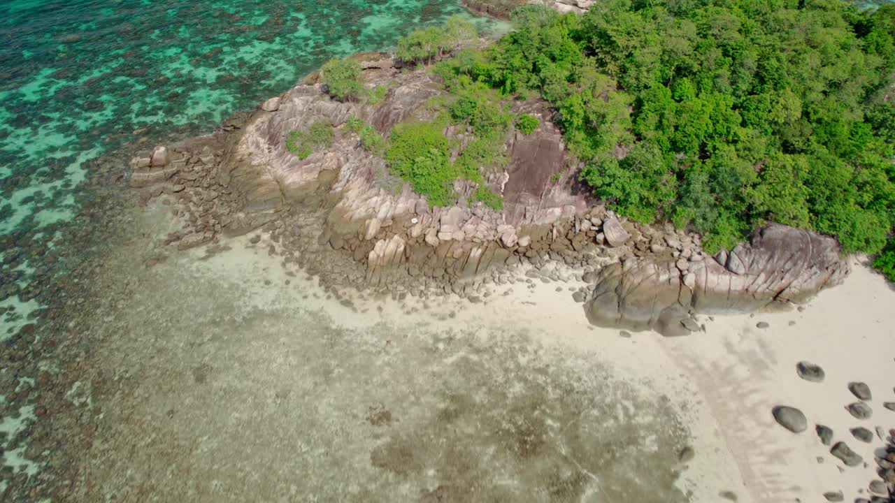 乘坐潜水船鸟瞰碧绿的大海，泰国。视频素材