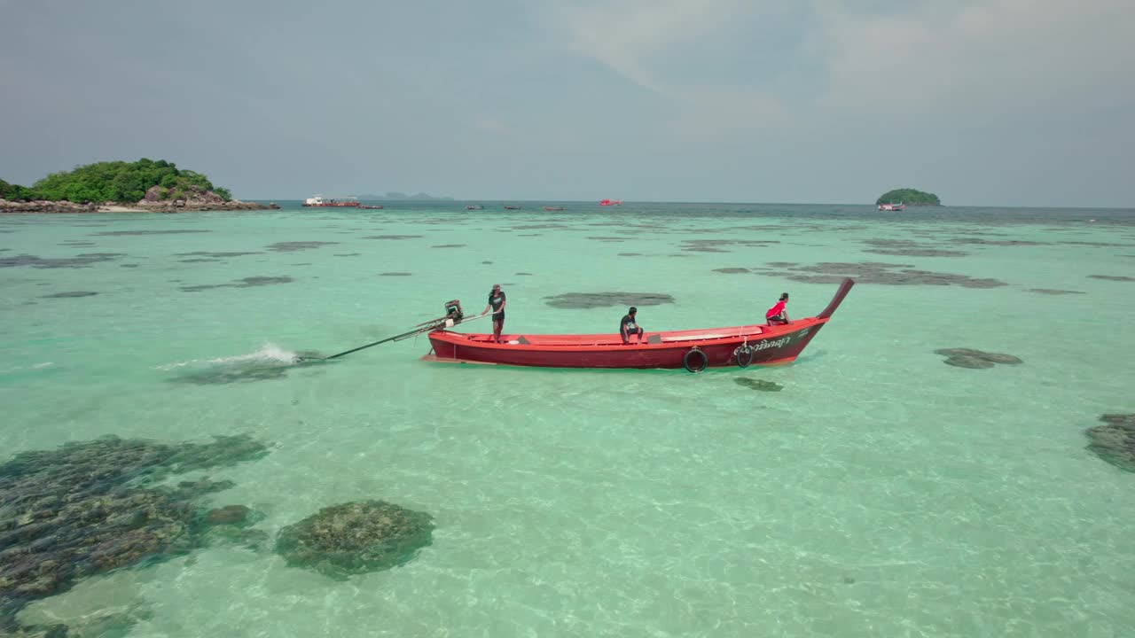 泰国，清澈的海水中停泊的渔船鸟瞰图。视频素材