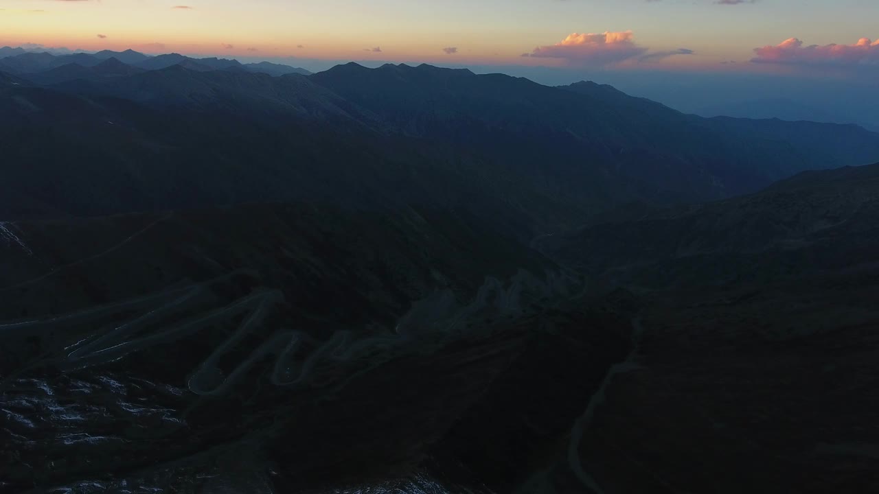 巴布萨尔山口日落鸟瞰图，巴基斯坦。视频素材