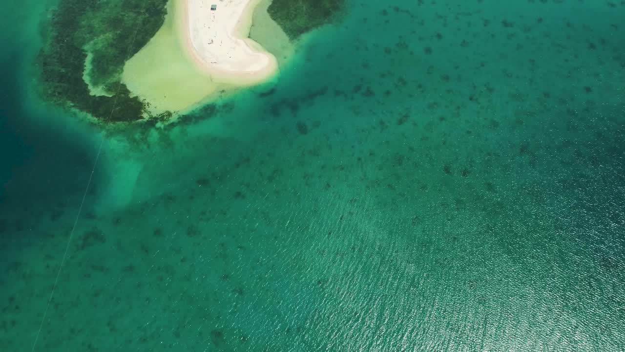 有海滩的热带岛屿。视频素材