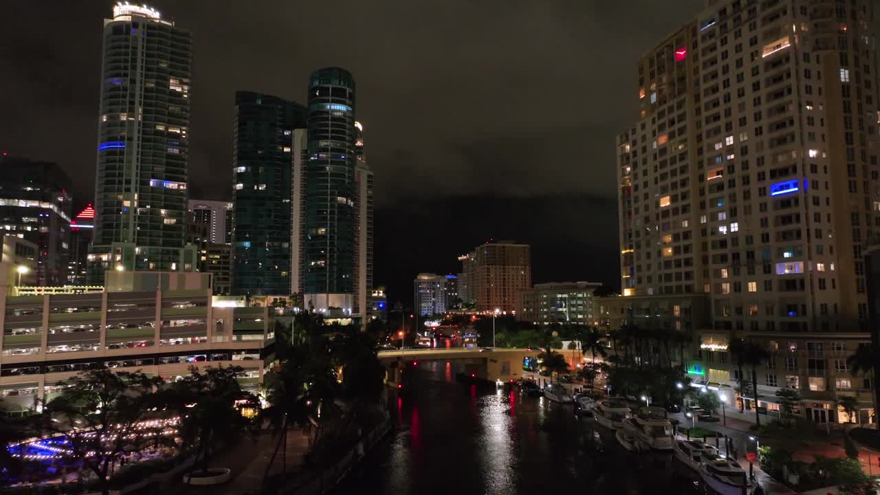 佛罗里达州劳德代尔堡市中心的夜景。黄昏后，在灯光照耀下，低空飞越新河和内城。视频素材