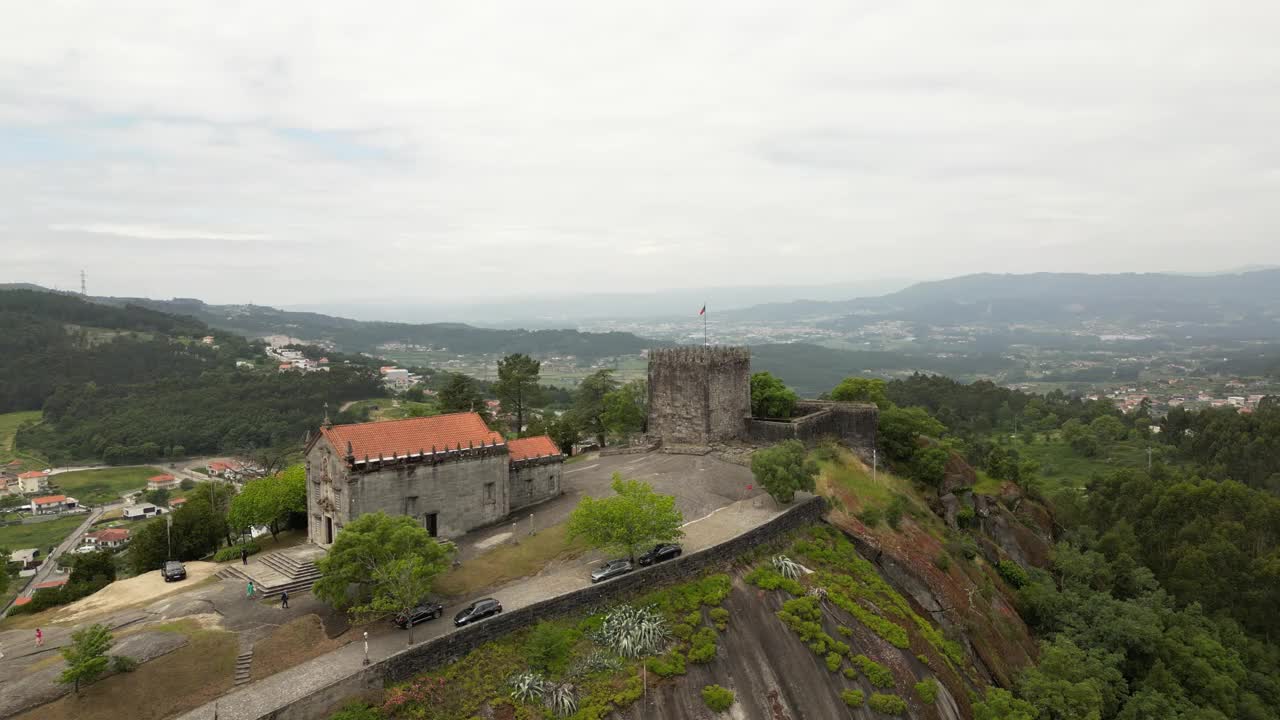 鸟瞰图Santuário de Nossa Senhora do Pilar和Castelo de Lanhoso在郁郁葱葱的山上。视频素材