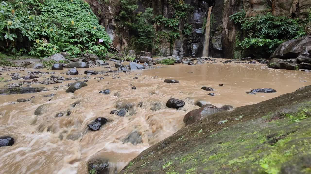 雨季的Salto Do Cabrito瀑布视频下载