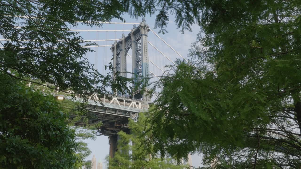 夏日清晨手持拍摄的曼哈顿大桥视频素材