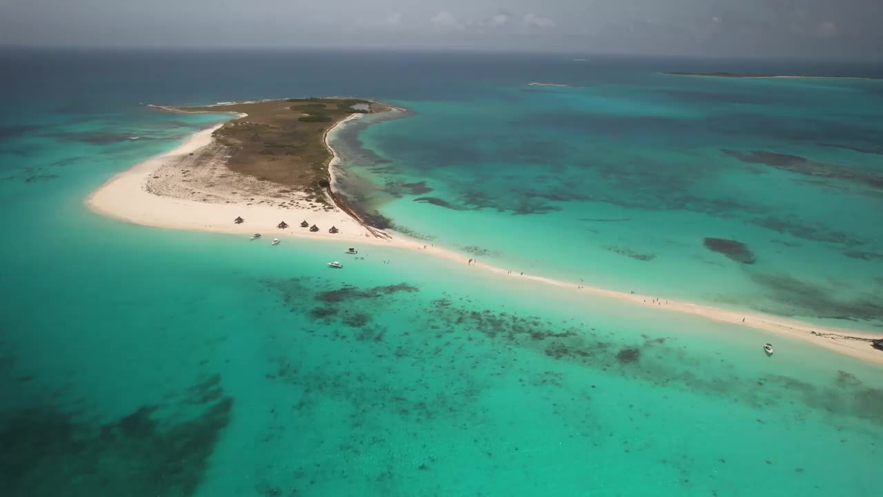 原始的绿松石水和沙地峡的瓜岛，洛斯罗克，鸟瞰图视频素材