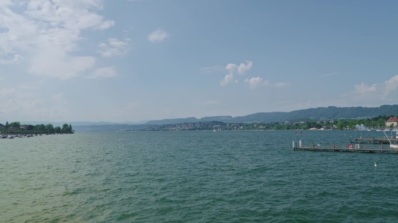 瑞士小镇的汽车桥上看到的苏黎世湖风景优美，蓝天为背景。视频下载