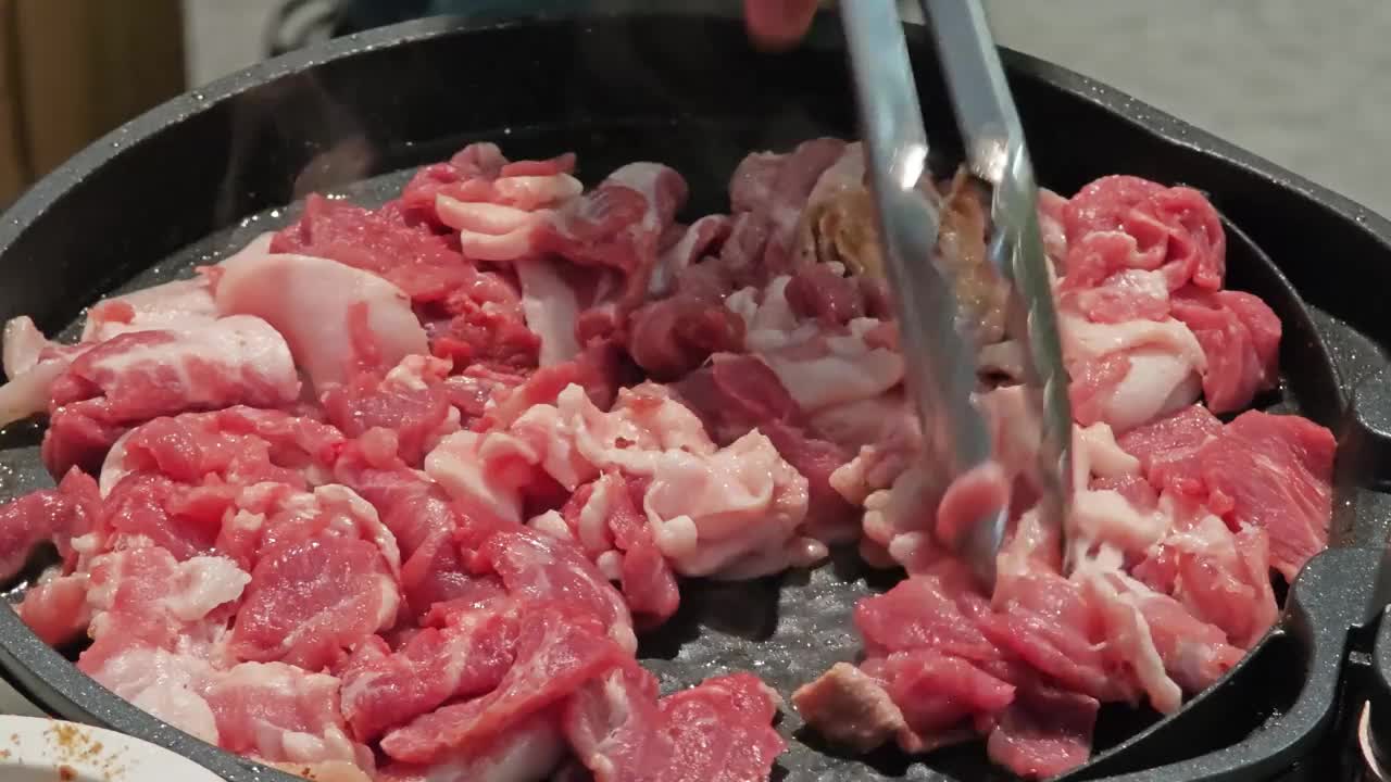 韩国食物:烤猪肉视频下载