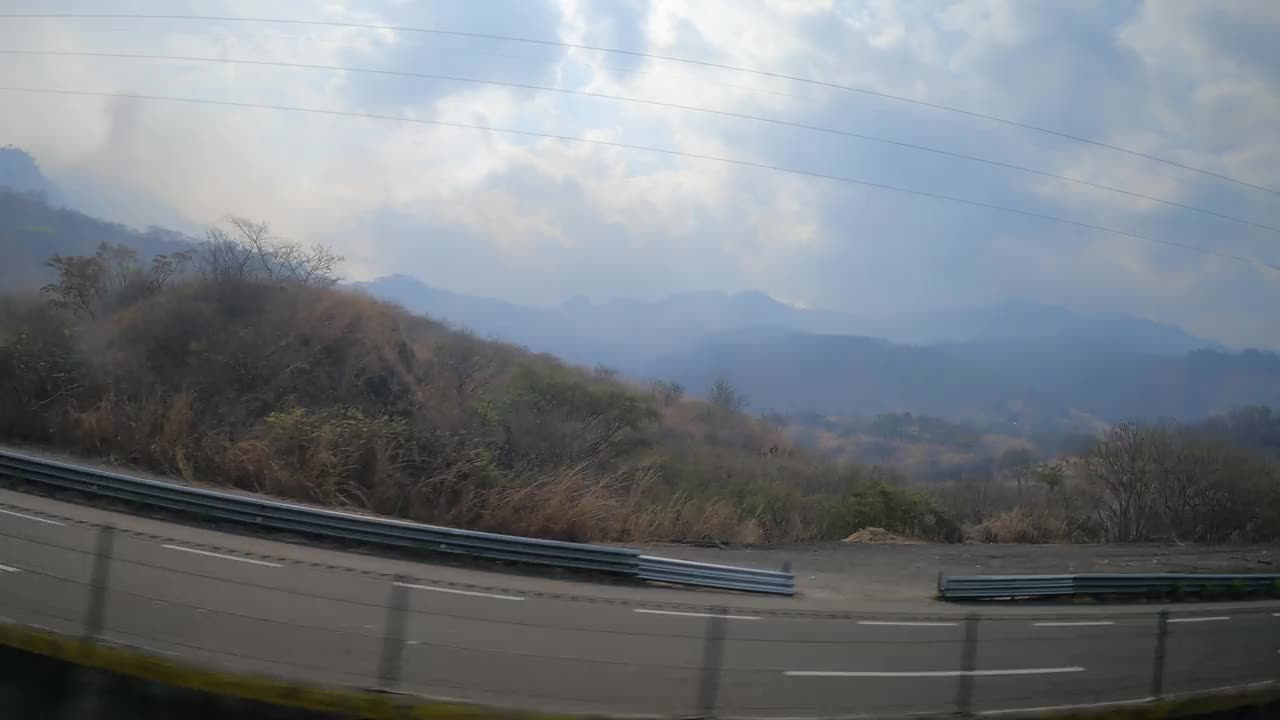 沿着蜿蜒的山路，宁静地驾车，欣赏雾蒙蒙的美景。视频素材