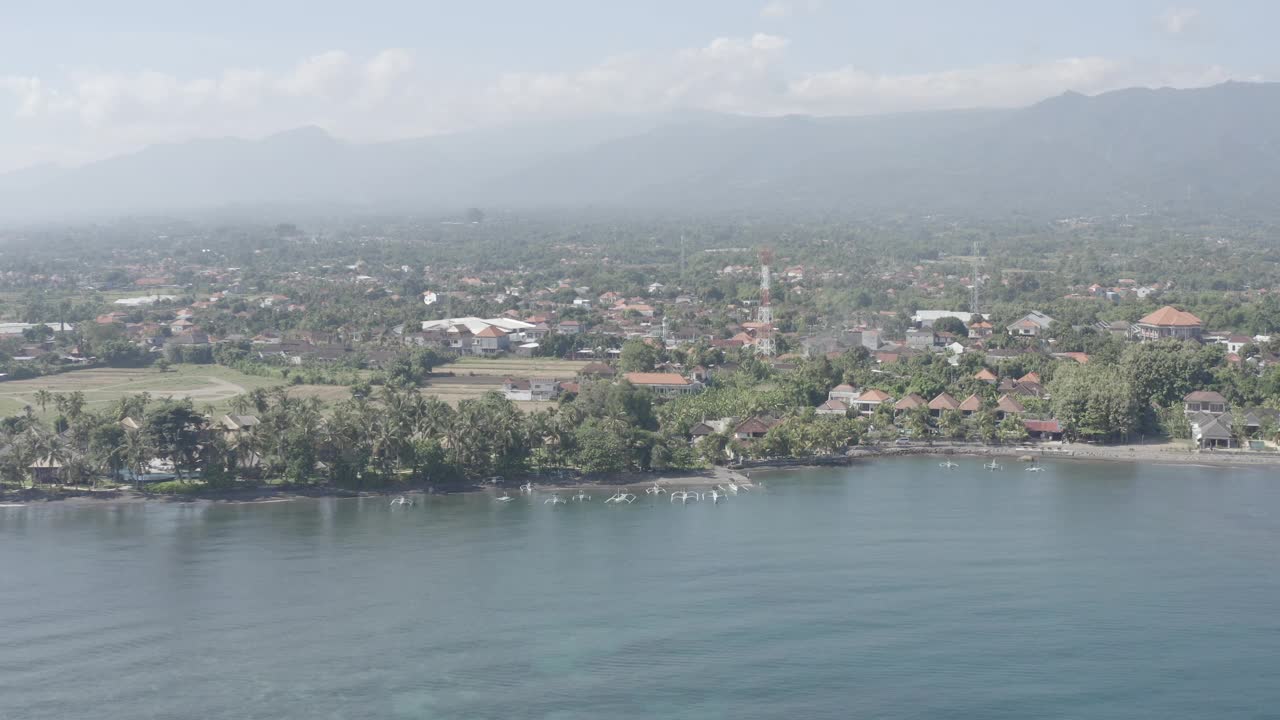 Jukung船在洛维纳海滩，Buleleng，巴厘岛，印度尼西亚视频下载