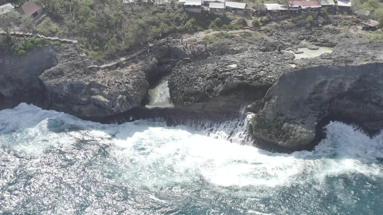 破碎的海滩，天使Billabong，佩尼达岛，印度尼西亚视频下载