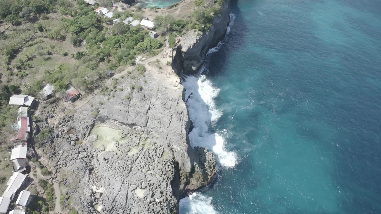 破碎的海滩，天使Billabong，佩尼达岛，印度尼西亚视频下载