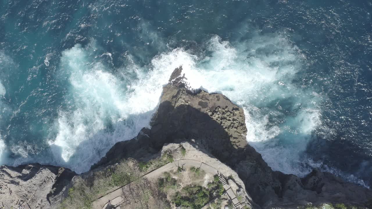 破碎的海滩，天使Billabong，佩尼达岛，印度尼西亚视频下载