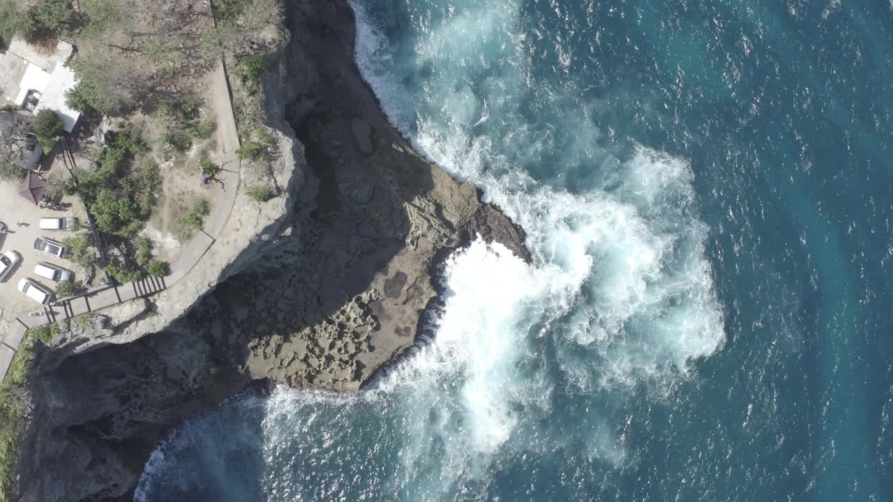 破碎的海滩，天使Billabong，佩尼达岛，印度尼西亚视频素材