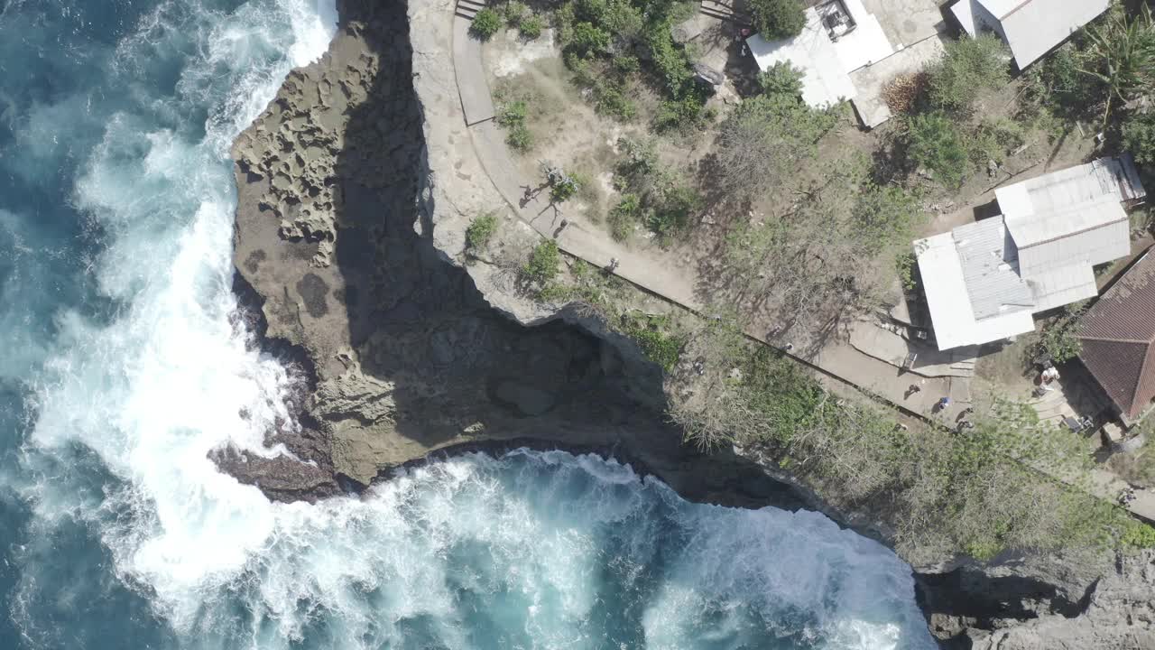 破碎的海滩，天使Billabong，佩尼达岛，印度尼西亚视频下载