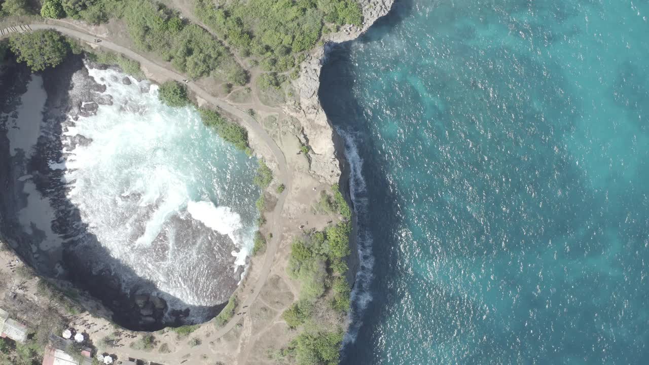 破碎的海滩，天使Billabong，佩尼达岛，印度尼西亚视频下载