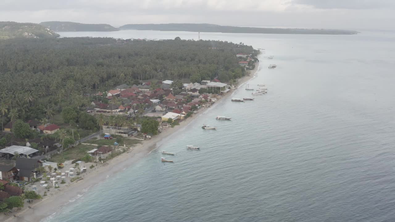 Jukung船在洛维纳海滩，Buleleng，巴厘岛，印度尼西亚视频素材