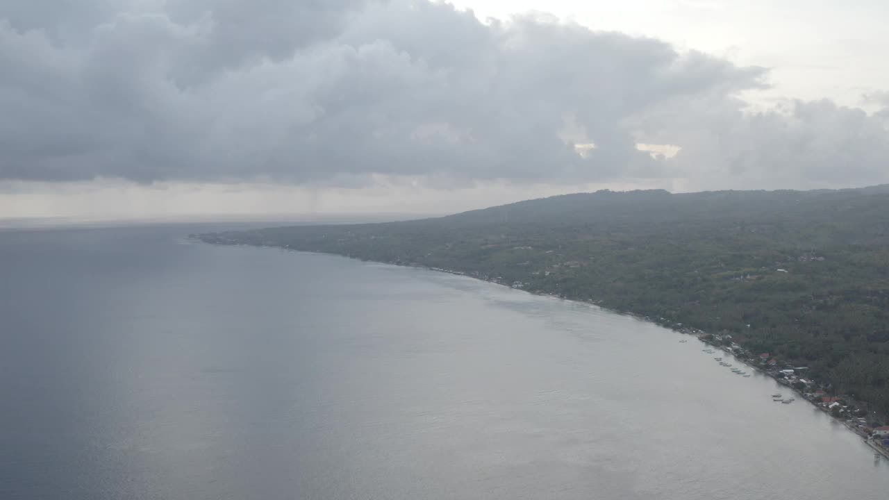 Jukung船在洛维纳海滩，Buleleng，巴厘岛，印度尼西亚视频素材