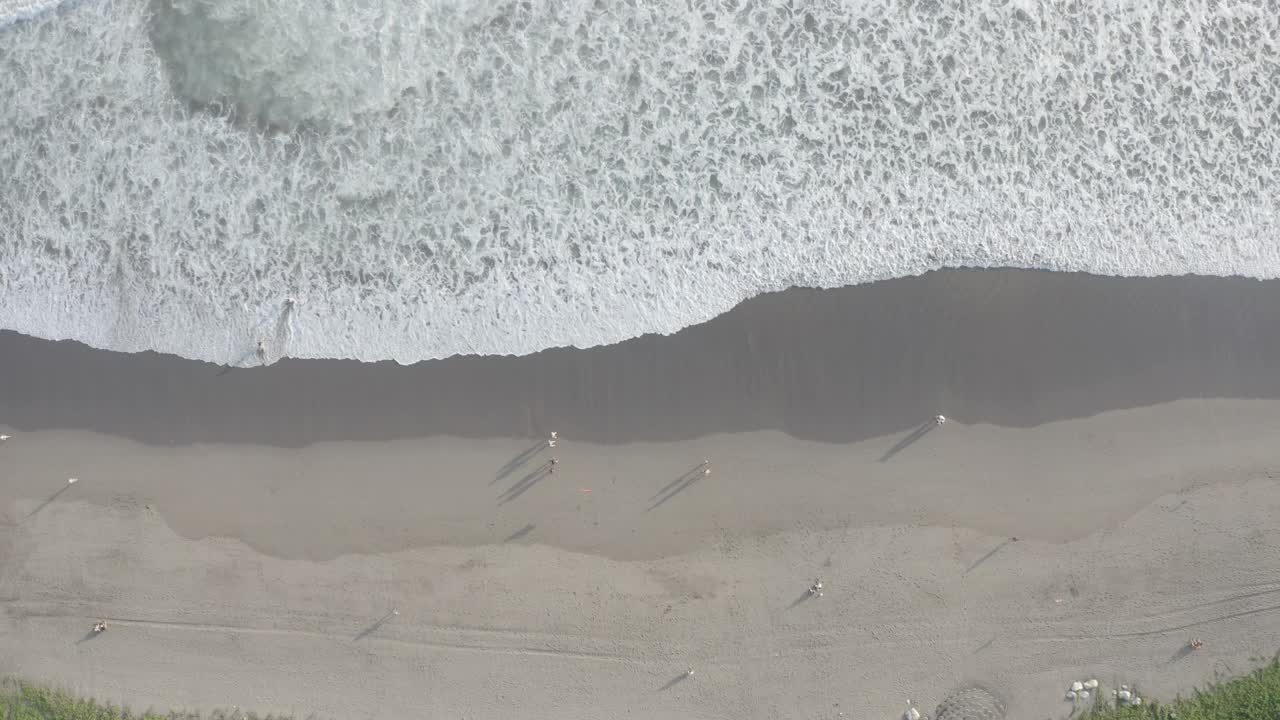 印度尼西亚巴厘岛水明漾的海浪视频下载