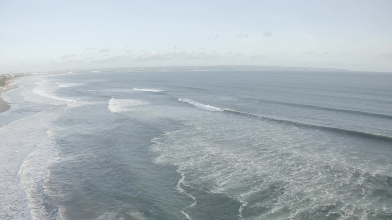 印度尼西亚巴厘岛水明漾的海浪视频下载