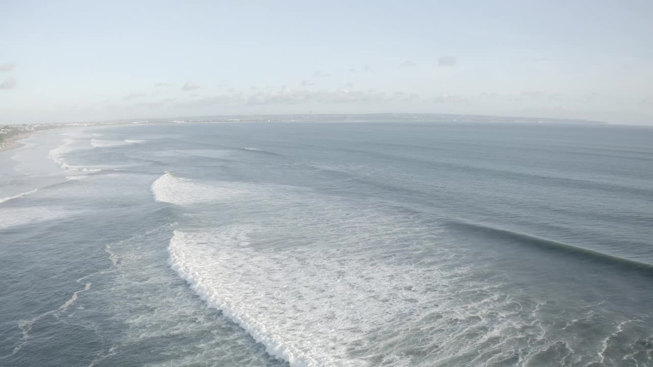 印度尼西亚巴厘岛水明漾的海浪视频下载