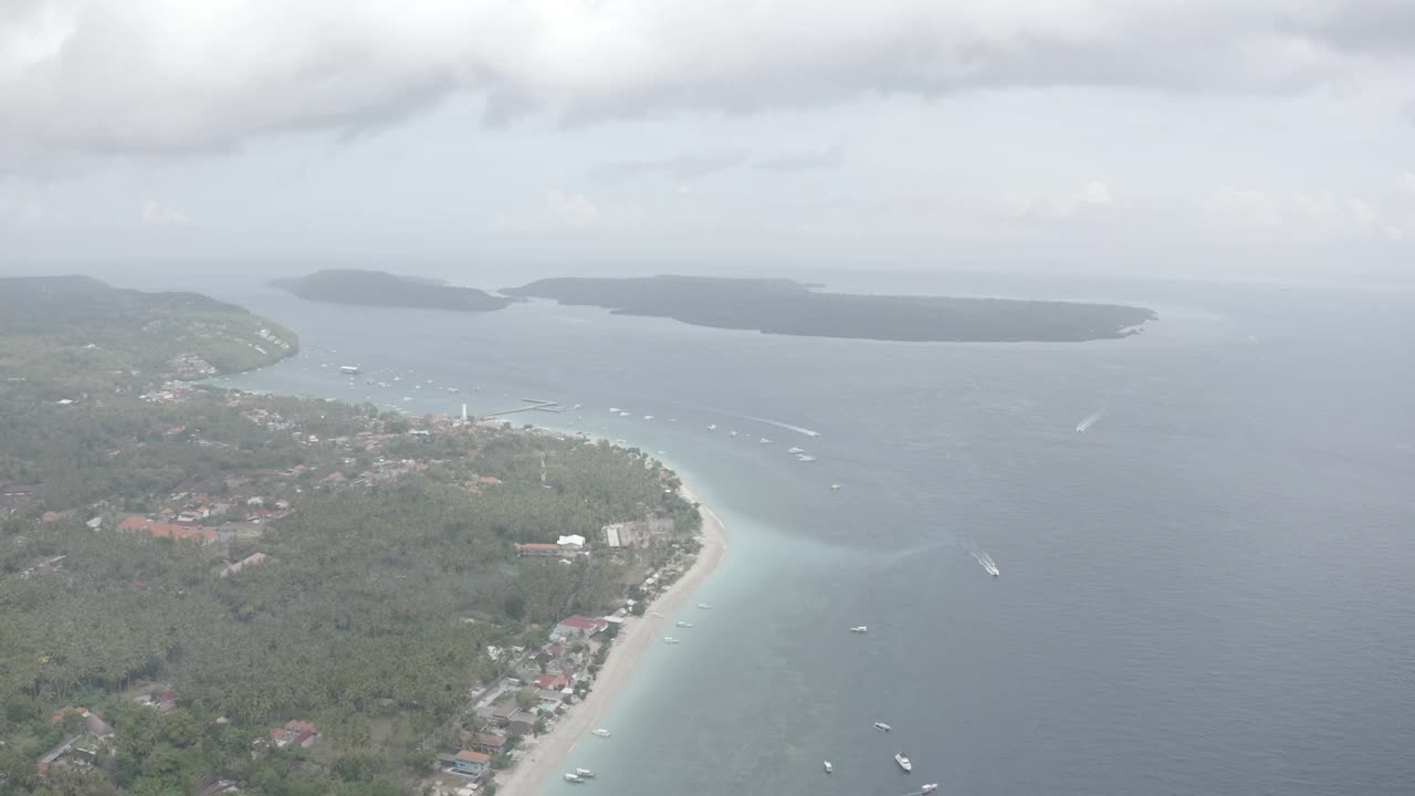 Jukung船在洛维纳海滩，Buleleng，巴厘岛，印度尼西亚视频素材