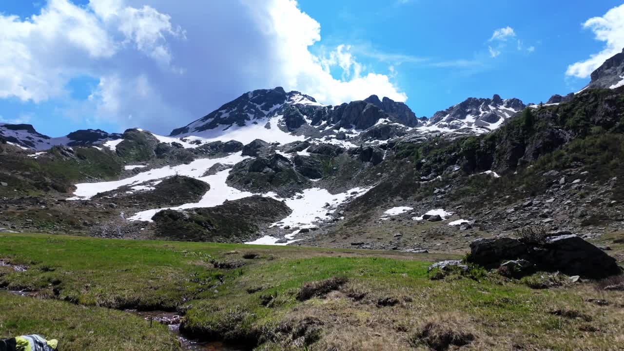 从雪原开始的山间溪流视频下载