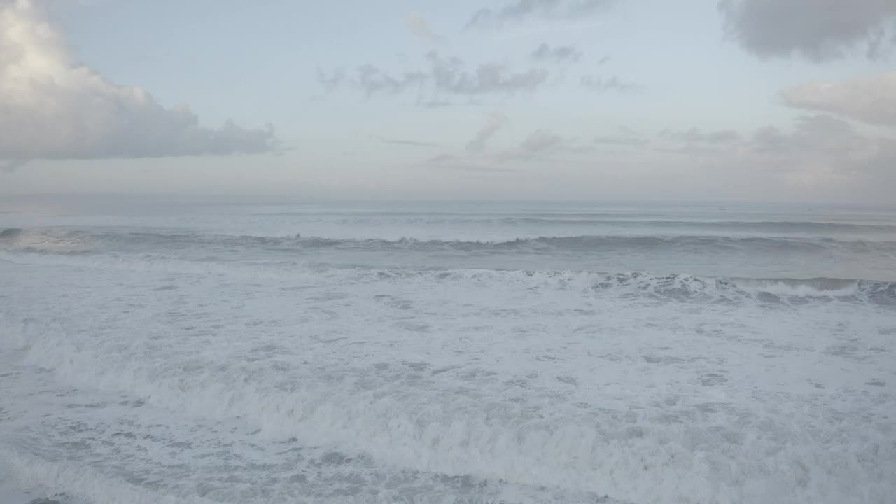 印度尼西亚巴厘岛水明漾的海浪视频素材