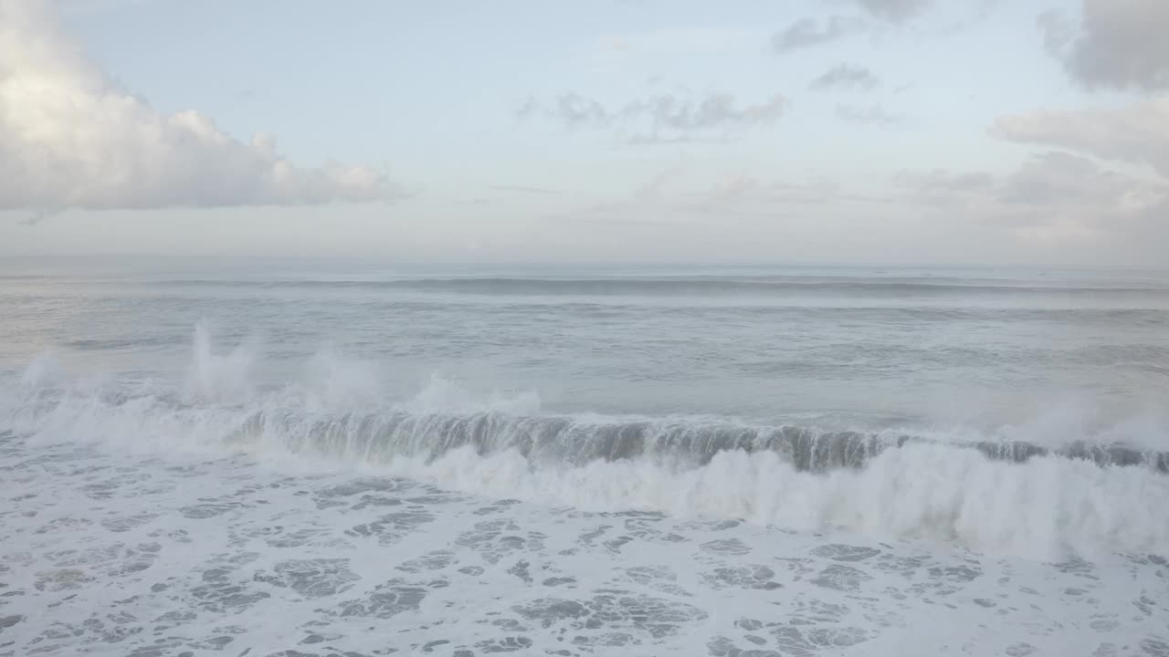 印度尼西亚巴厘岛水明漾的海浪视频素材