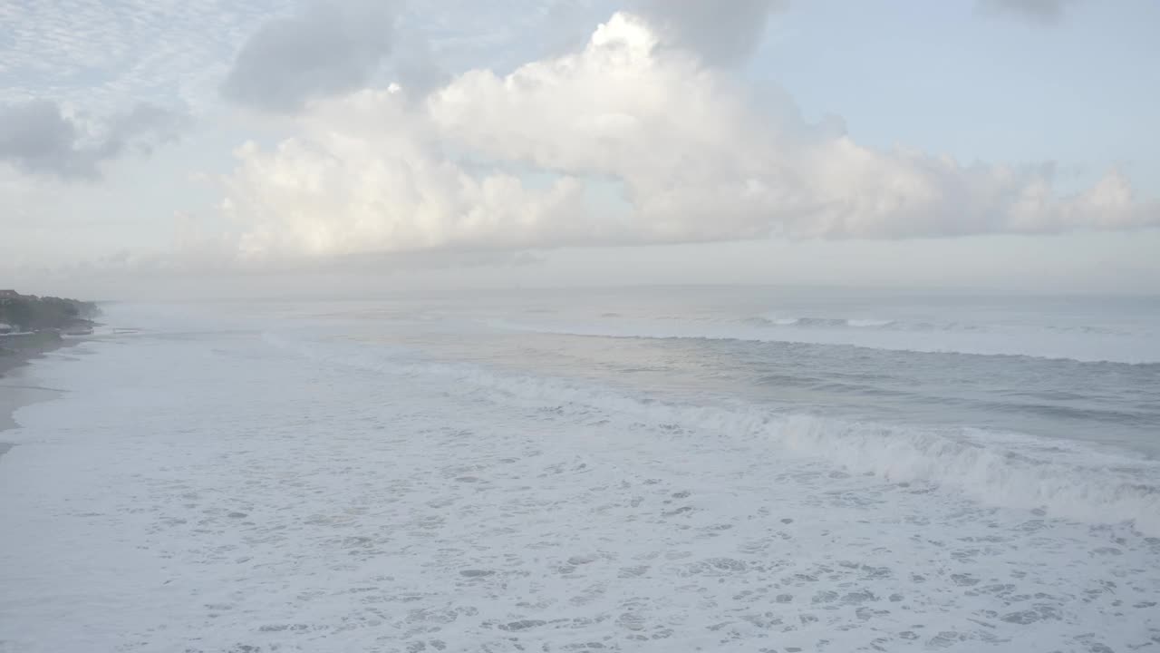 印度尼西亚巴厘岛水明漾的海浪视频下载