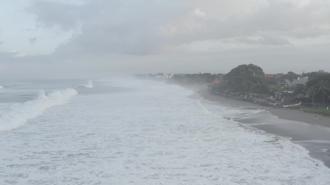 印度尼西亚巴厘岛水明漾的海浪视频下载