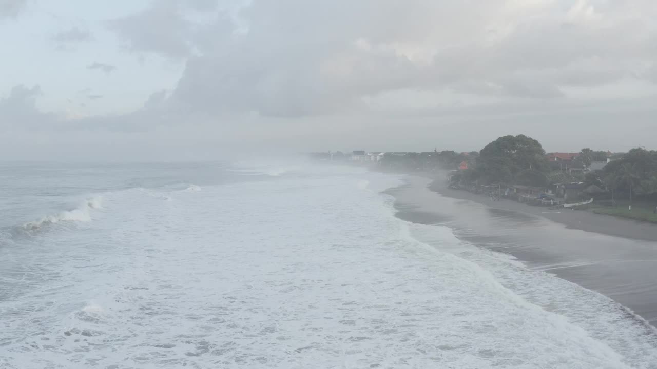 印度尼西亚巴厘岛水明漾的海浪视频素材