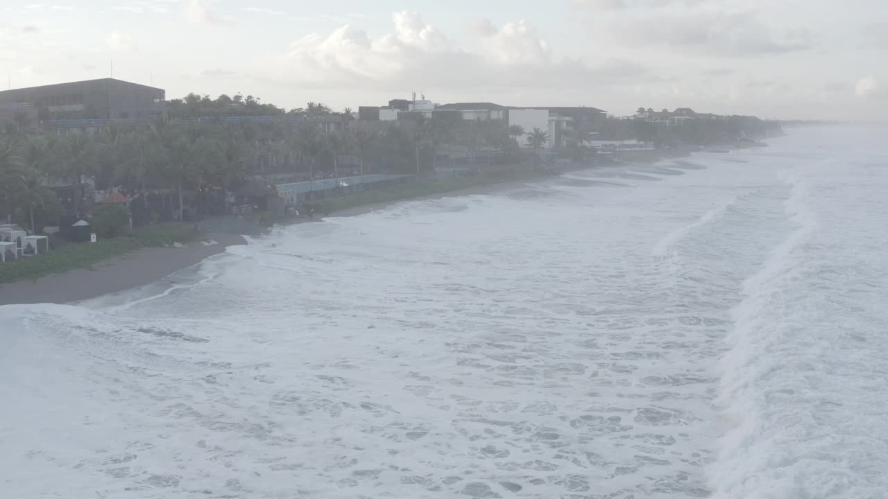 印度尼西亚巴厘岛水明漾的海浪视频素材