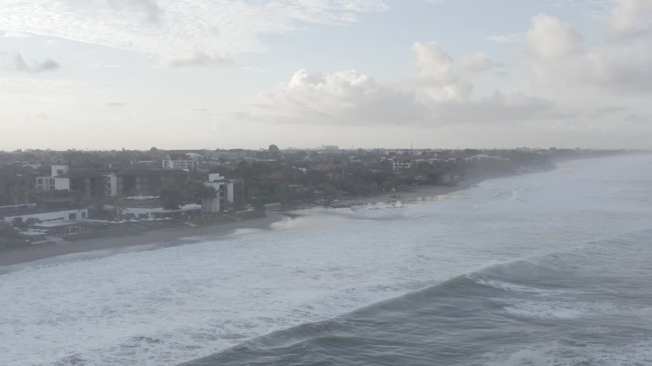 印度尼西亚巴厘岛水明漾的海浪视频下载