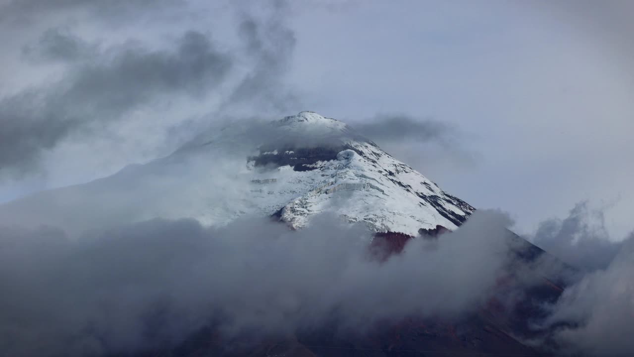 厄瓜多尔，积雪覆盖的科托帕希火山(5897米)从云层中冒出来的全景视频素材