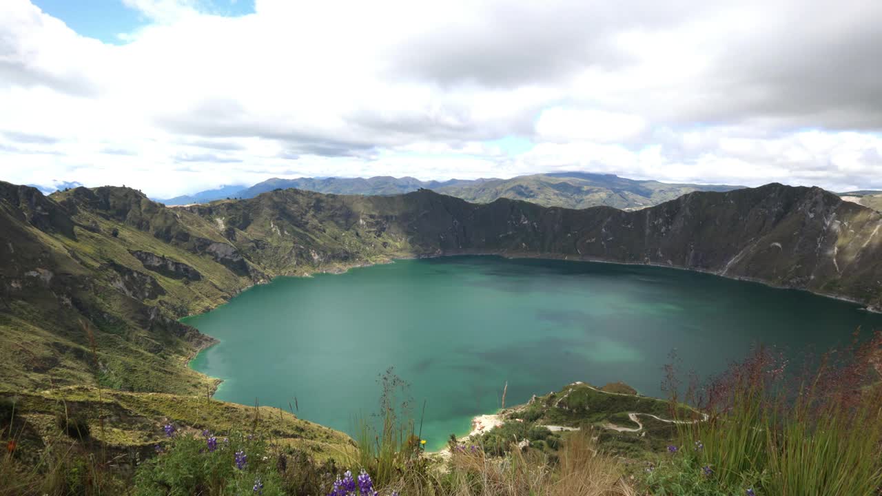 壮丽的奎罗托亚火山泻湖全景(海拔3914米)，位于厄瓜多尔安第斯山脉视频素材