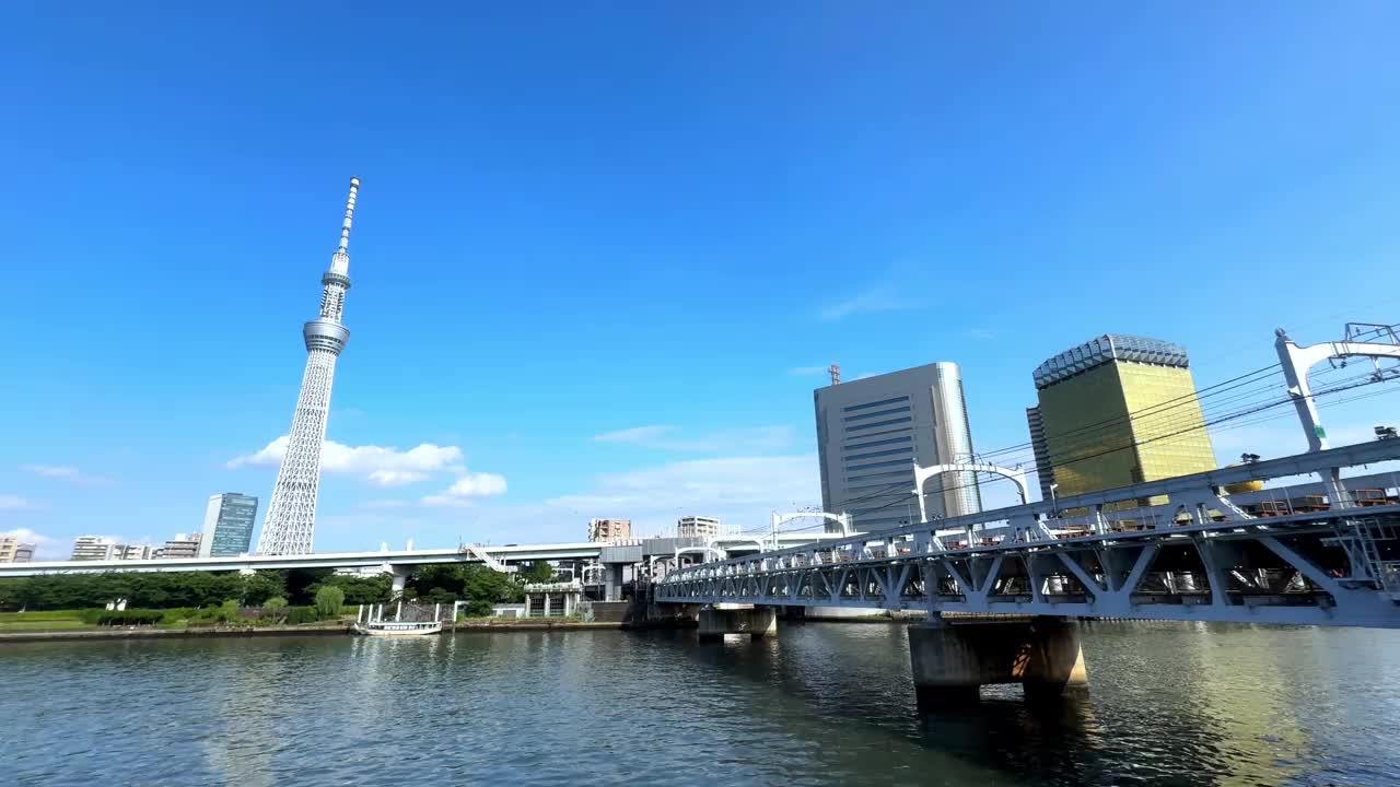 东京晴空树和城市景观从河与桥在一个阳光明媚的日子视频素材