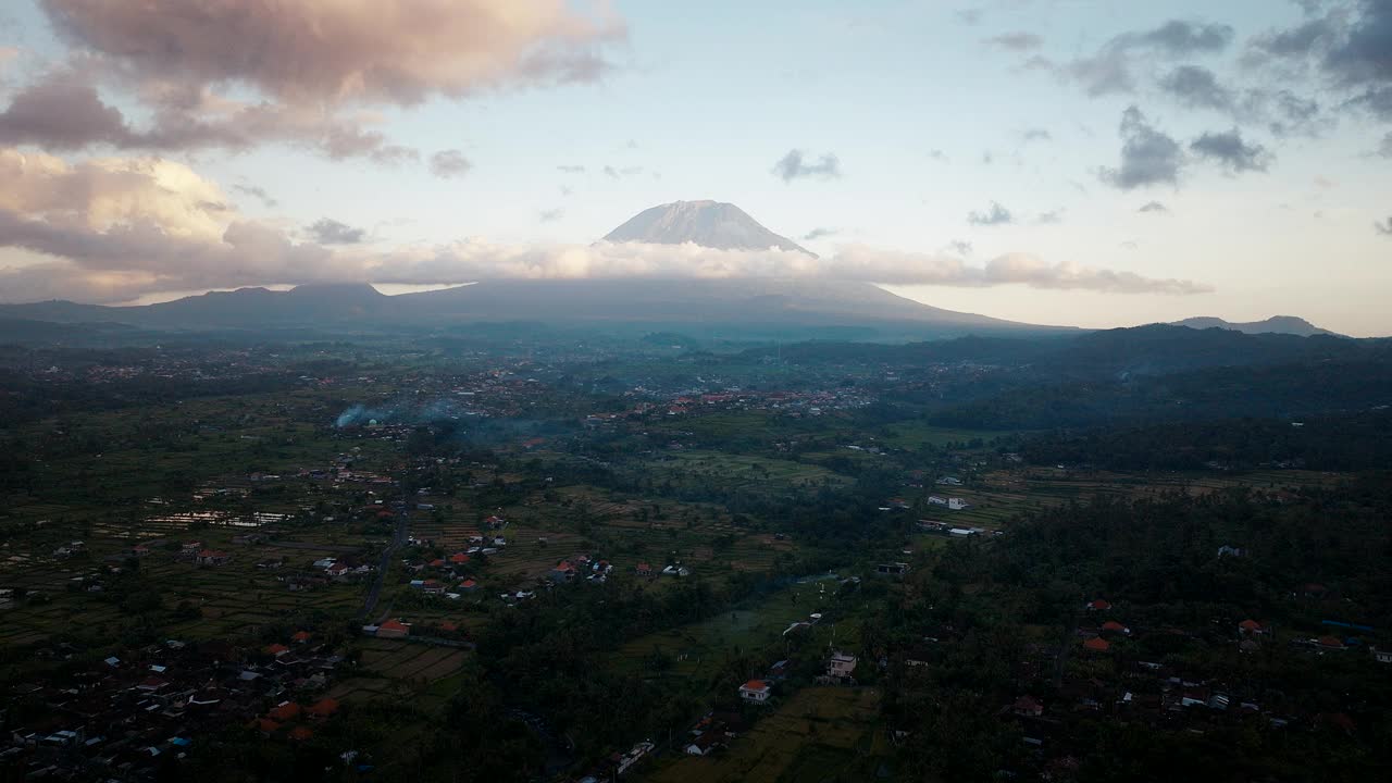 穆迪宁静的天空，火山背景，印尼日落，航拍视频素材