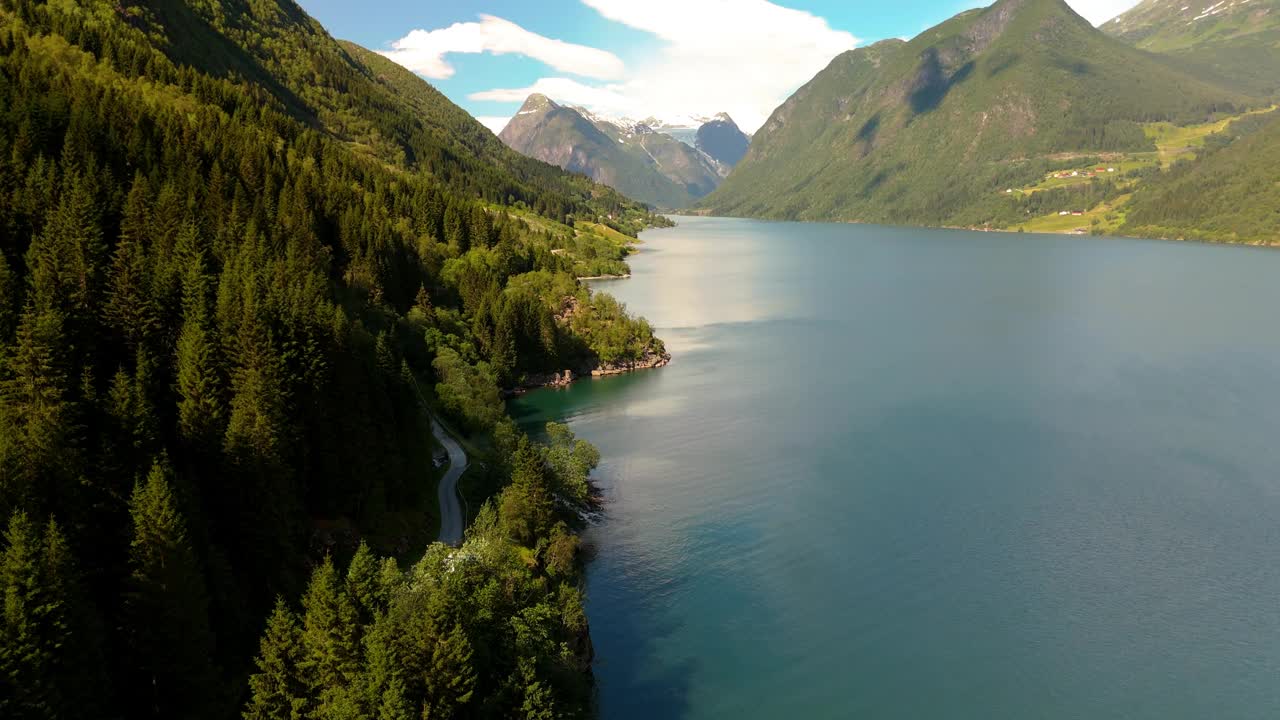 fjaerlandsjorden，挪威维斯特兰，一个风景秀丽的湖和山在一个宁静的自然景观视频素材