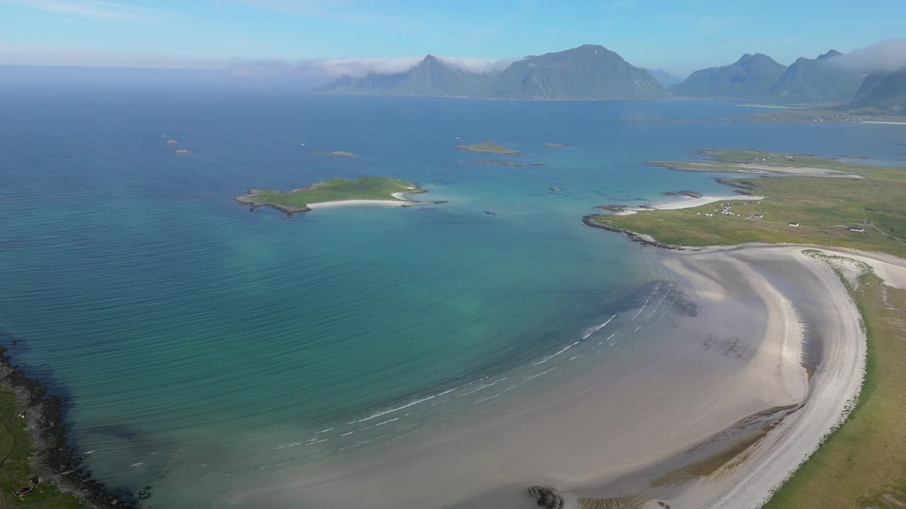 宁静的海滩，岛屿，清澈的海水，阳光明媚的天空下，挪威罗弗敦视频素材