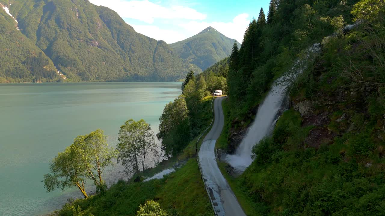 湖滨森林路与瀑布，雄伟的山脉fjaerlandsjorden，峡湾，维斯特兰，挪威视频素材