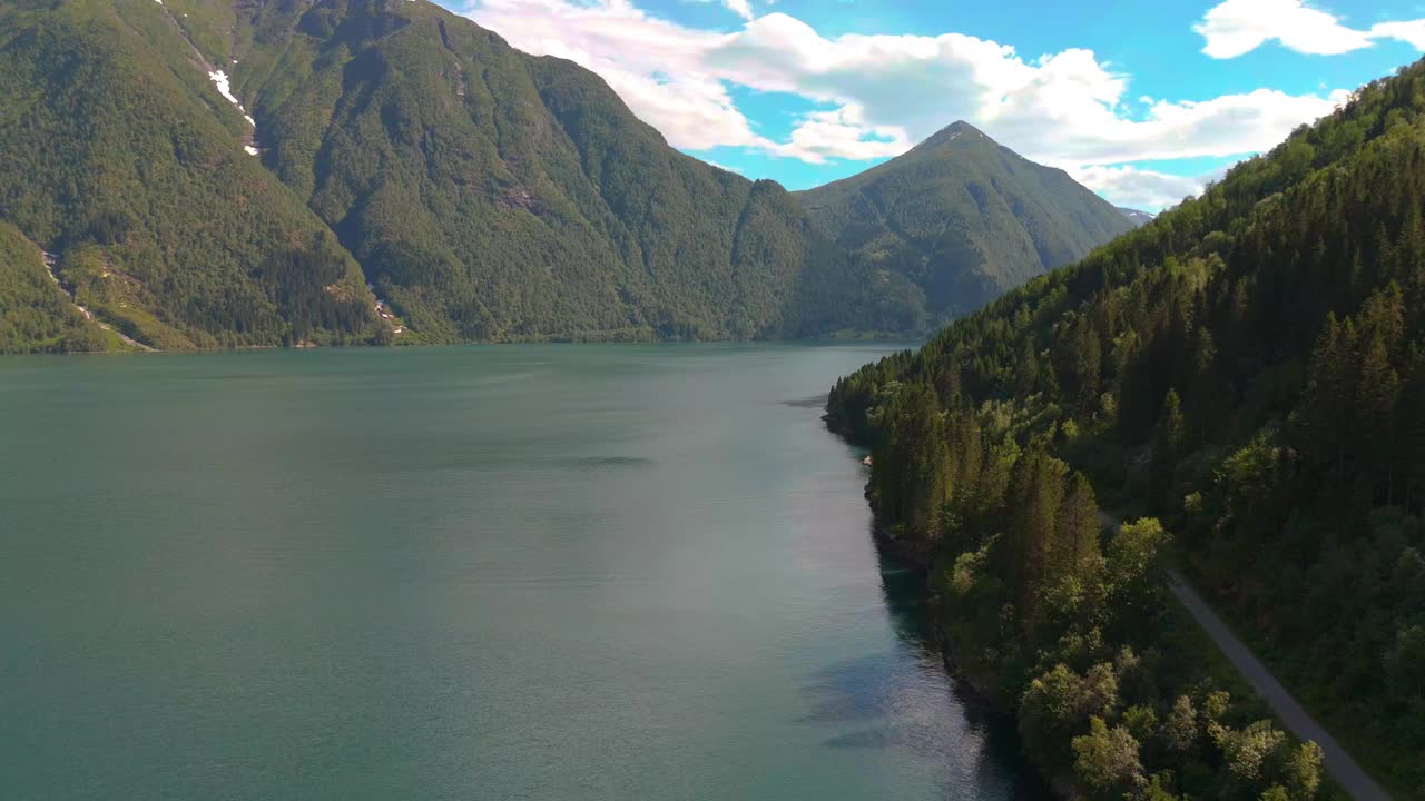 一个宁静的湖泊，山脉，和茂密的森林，fjaerlandsjorden，峡湾，维斯特兰，挪威视频素材