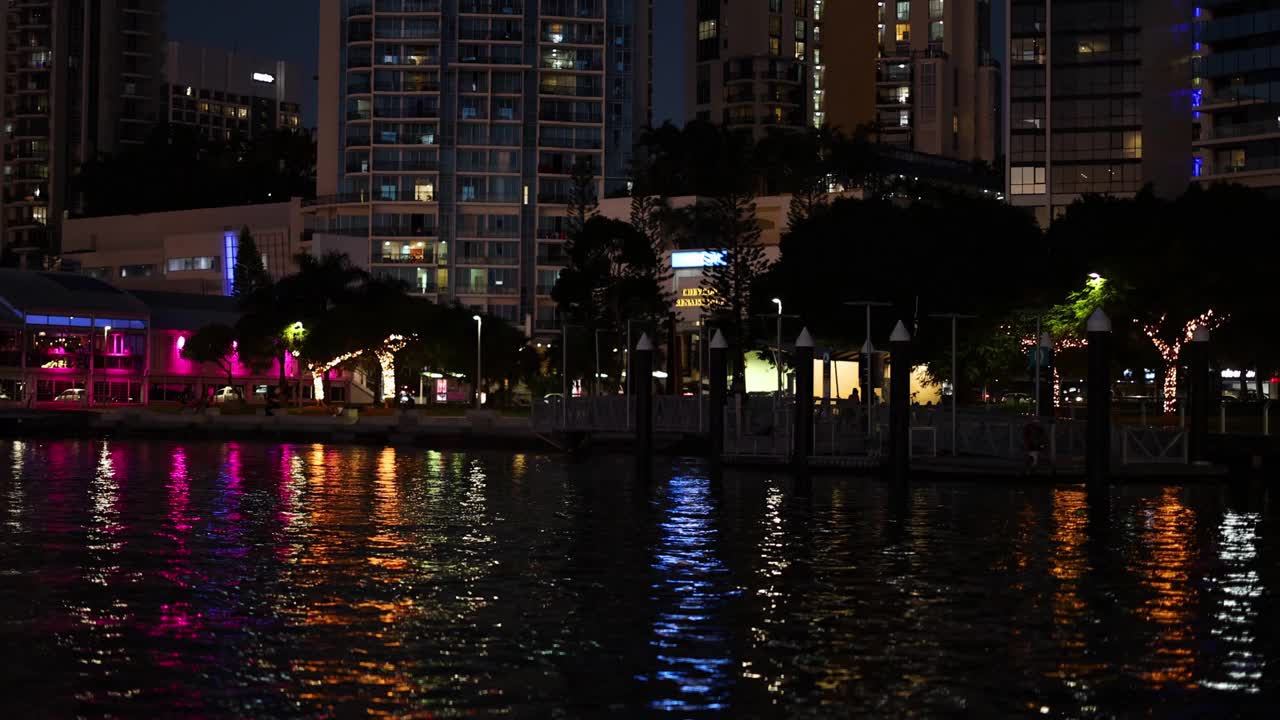 夜间运河景观与灯光视频素材