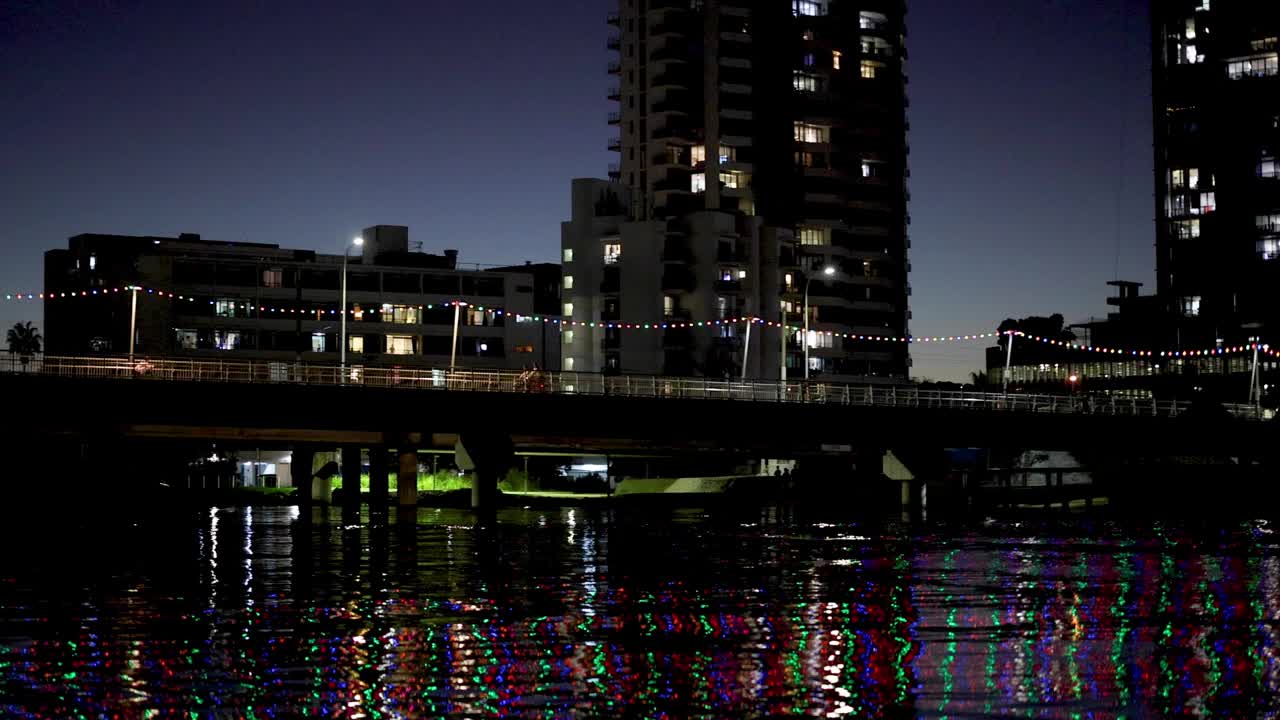 黄金海岸夜晚的河流倒影视频素材