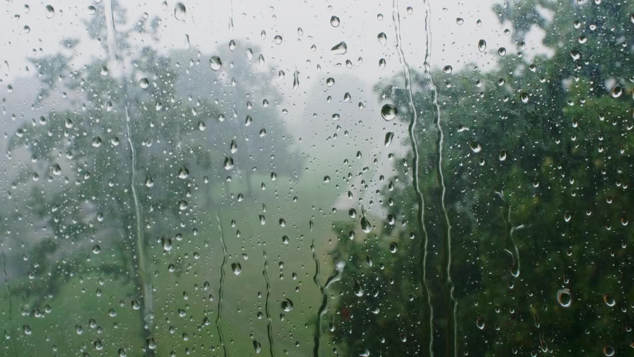 夏雨滂沱，雨滴落在窗玻璃上视频素材