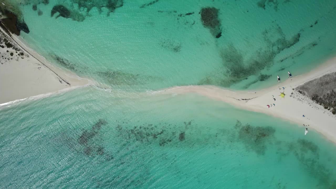 在碧绿的海水中连接两个岛屿的沙洲，鸟瞰图视频素材