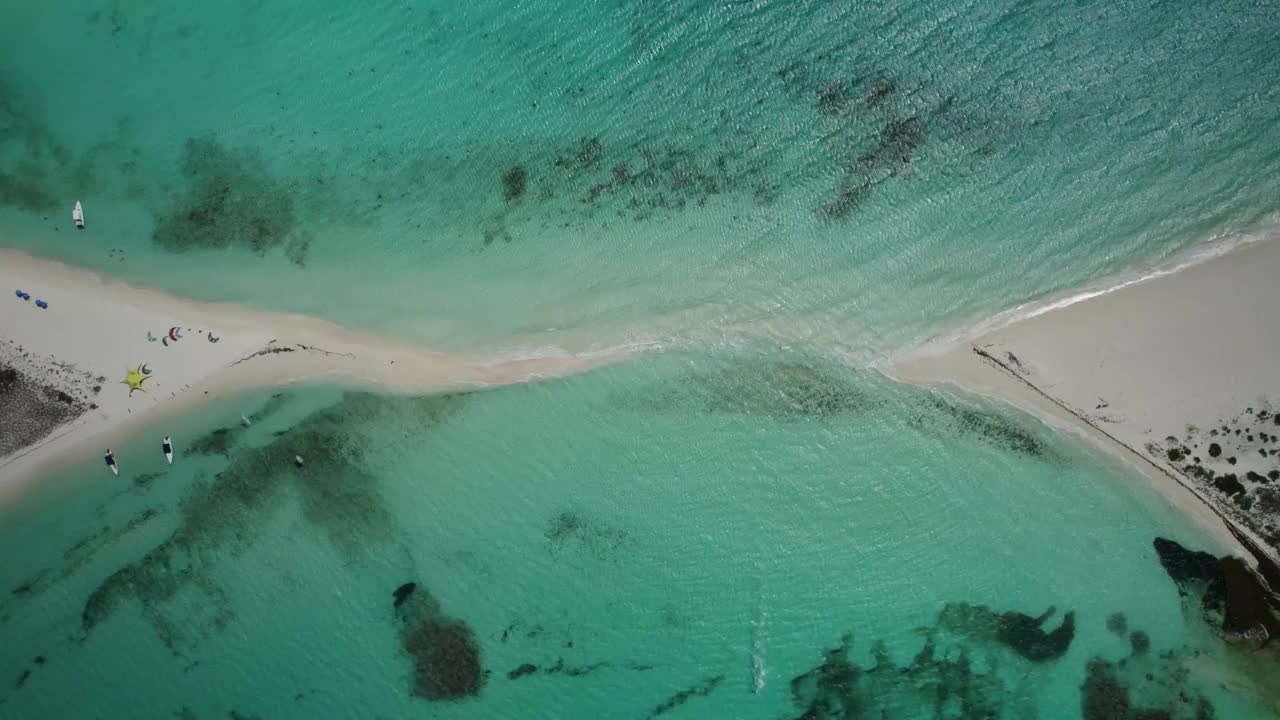 在碧绿的海水中连接两个岛屿的沙洲，鸟瞰图视频素材